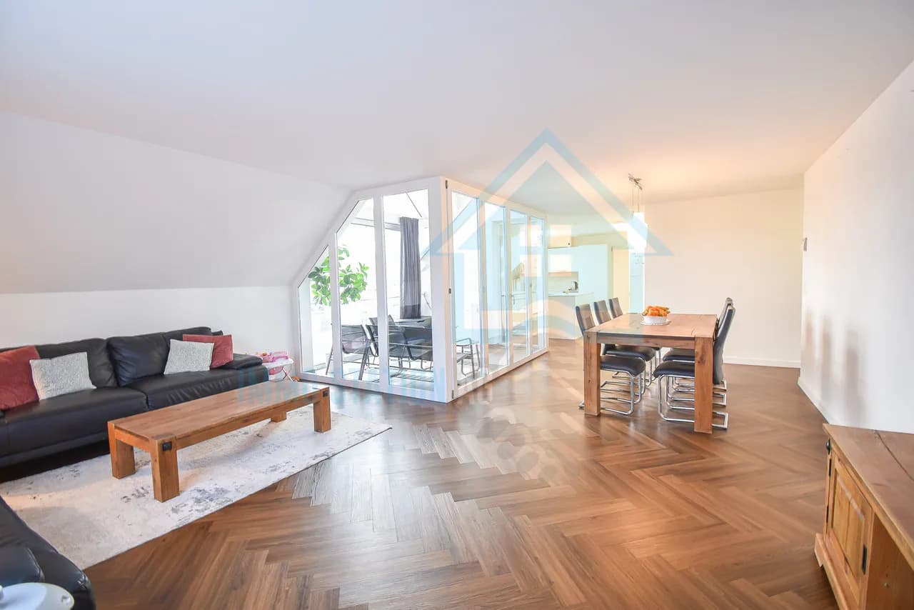 Exklusive 4.5-Zimmer-Dachwohnung mit Loggia und Alpenblick in Burg AG