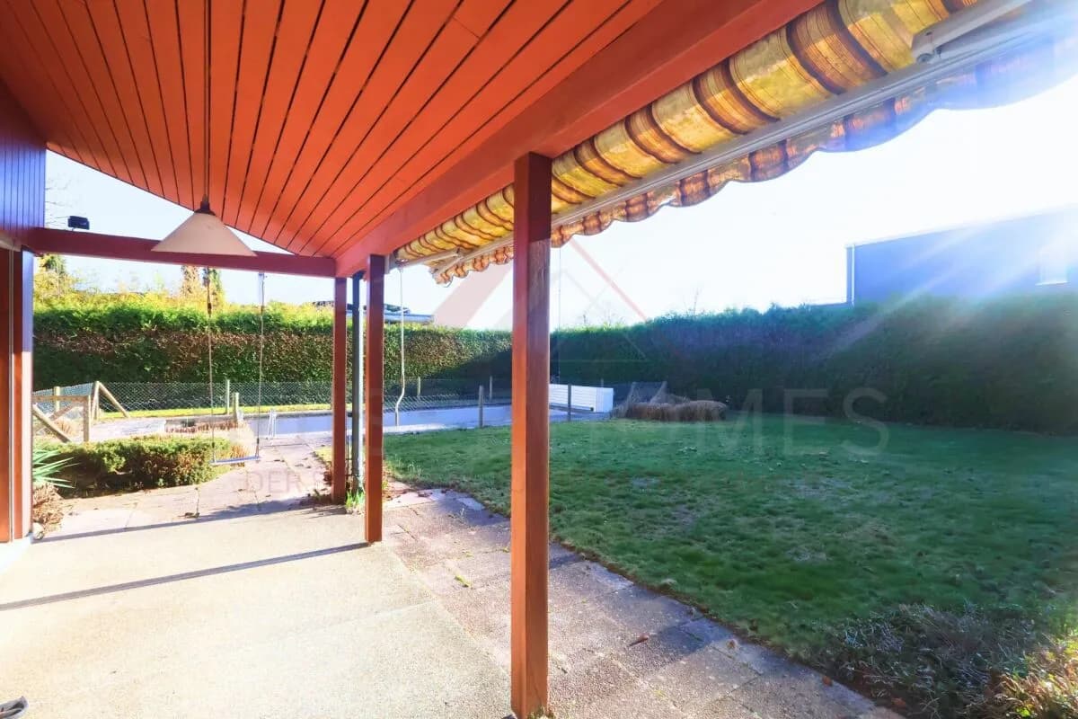 Grosszügiges Einfamilienhaus mit Seesicht und Pool