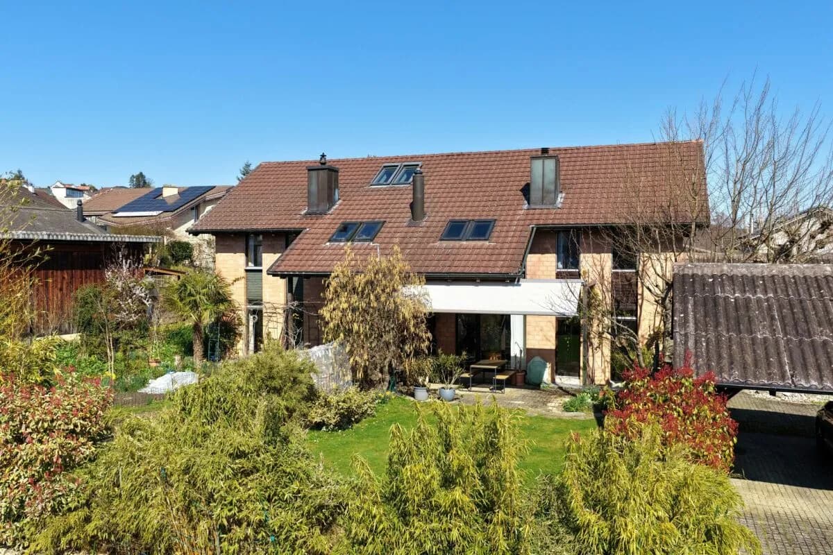Stilvoll modernisiertes, einseitig angebautes Einfamilienhaus mit sonnigem Garten