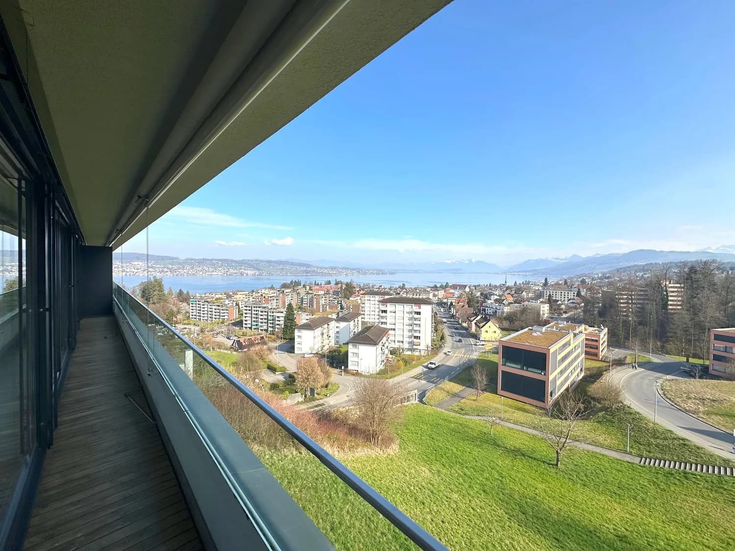 Exklusives Wohnen mit herrlicher Weitsicht auf die Berge und den See