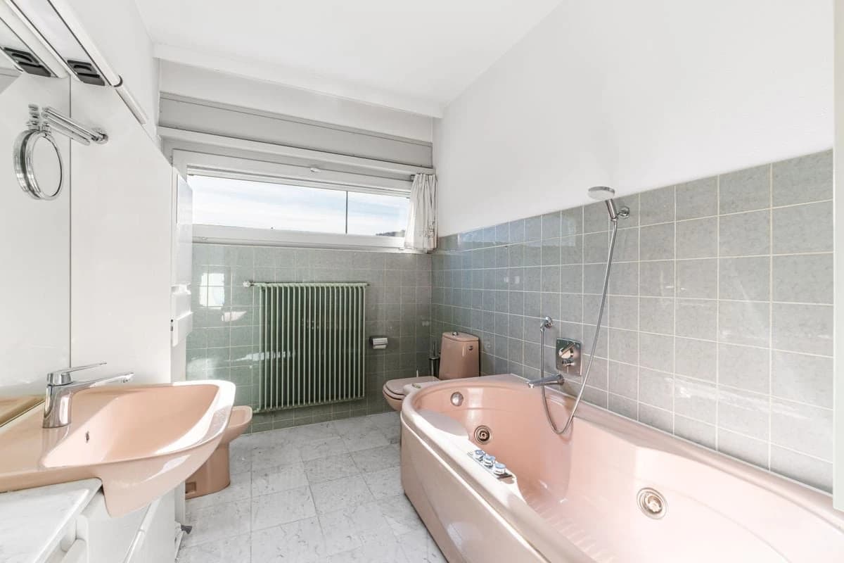 Villa mit grossem Grundstück und Landreserve (R2) / Villa con ampio terreno e riserva edificabile (R2) / Villa with large plot and development reserve (R2)