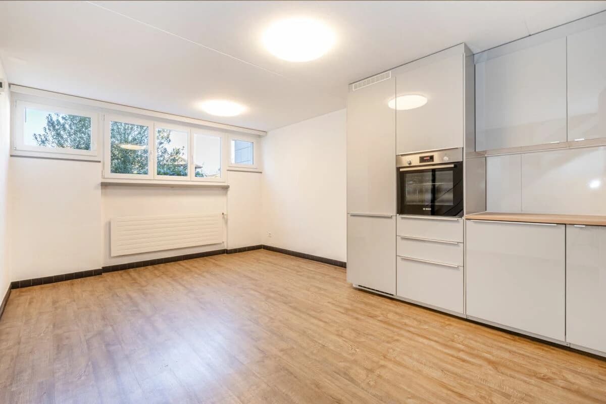 Renoviertes 5-Zimmer Mittelhaus mit Aussenparkplatz im beliebten Nägelseequartier