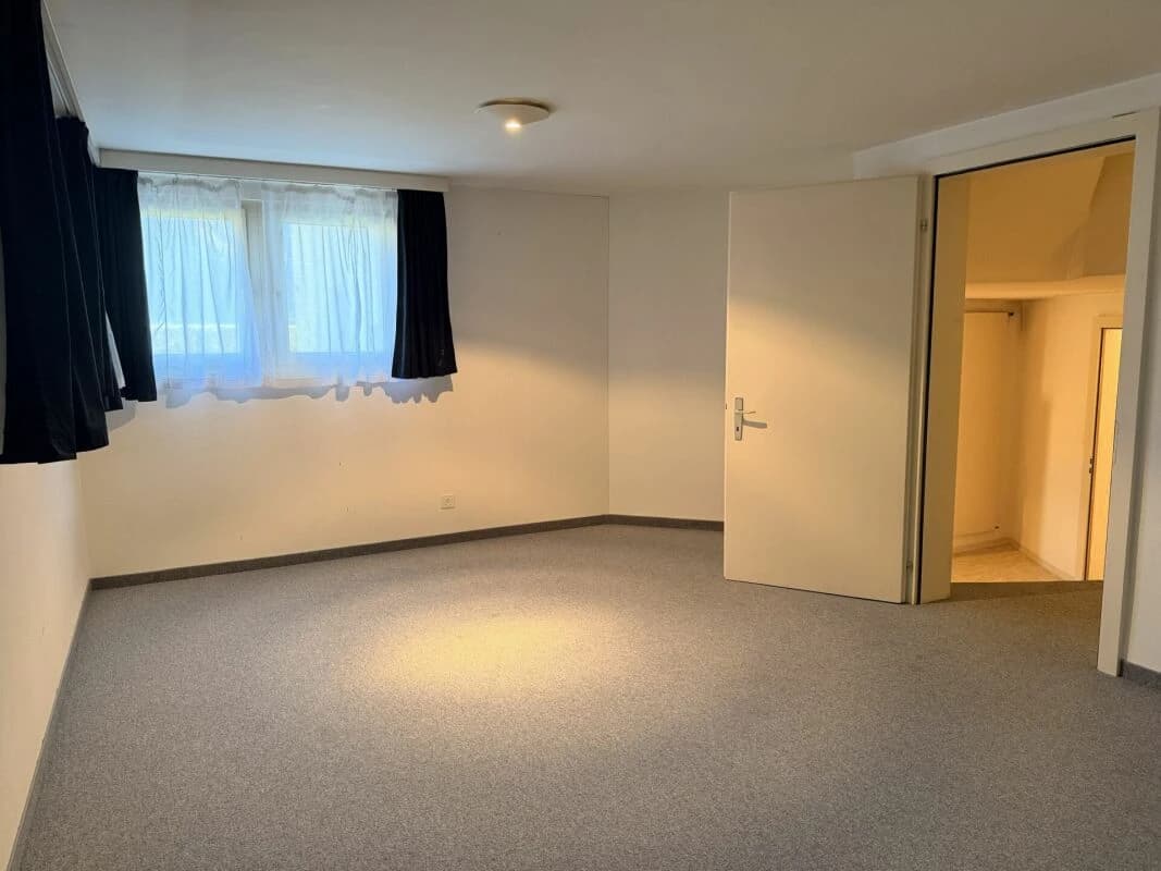 8 ½-Zi.-Einfamilienhaus mit 1 ½-Zi.-Wohnung an idyllischer Wohnlage mit herrlichem Weitblick