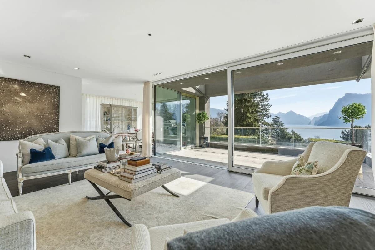 Perle am See: Exklusive Doppelhaushälfte im Villenstil