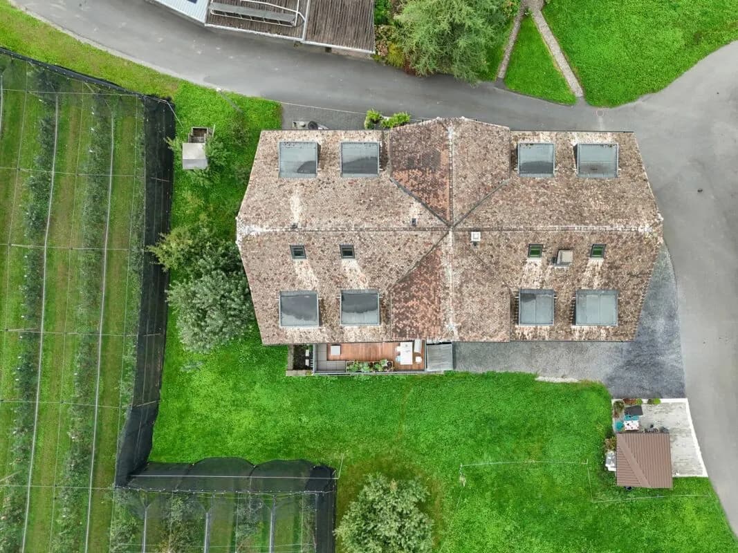 Stilvolle Dachmaisonette mit Sicht auf Mythen, See und ins saftige Grün