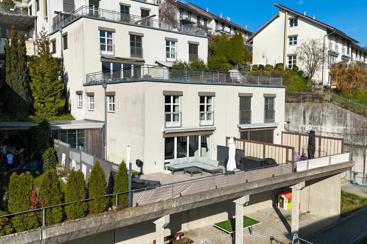 Modernes 4.5-Zimmer-Terrassenhaus mit sonnigem Aussenbereich & Einstellhallenplatz.