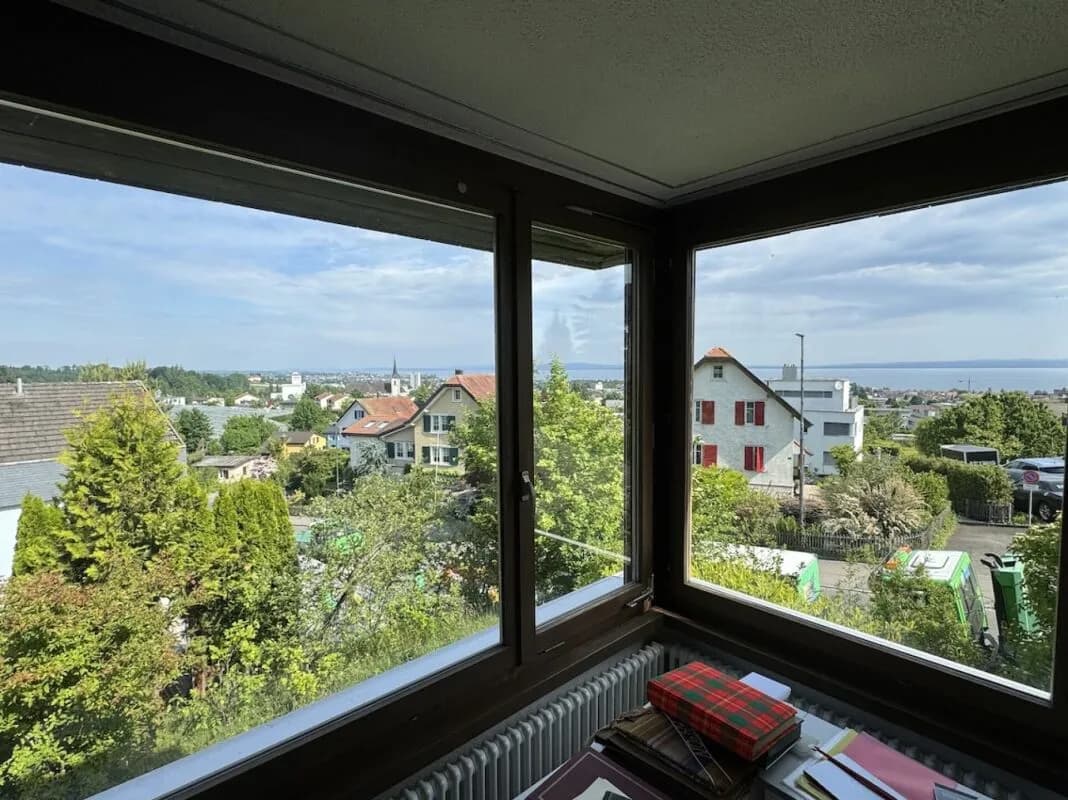 Villa mit Seesicht und mit separatem Bauland an sehr guter Lage.