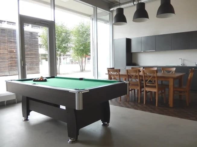 Doppelstöckiges möbliertes Zimmer mit Gemeinschaftsraum!