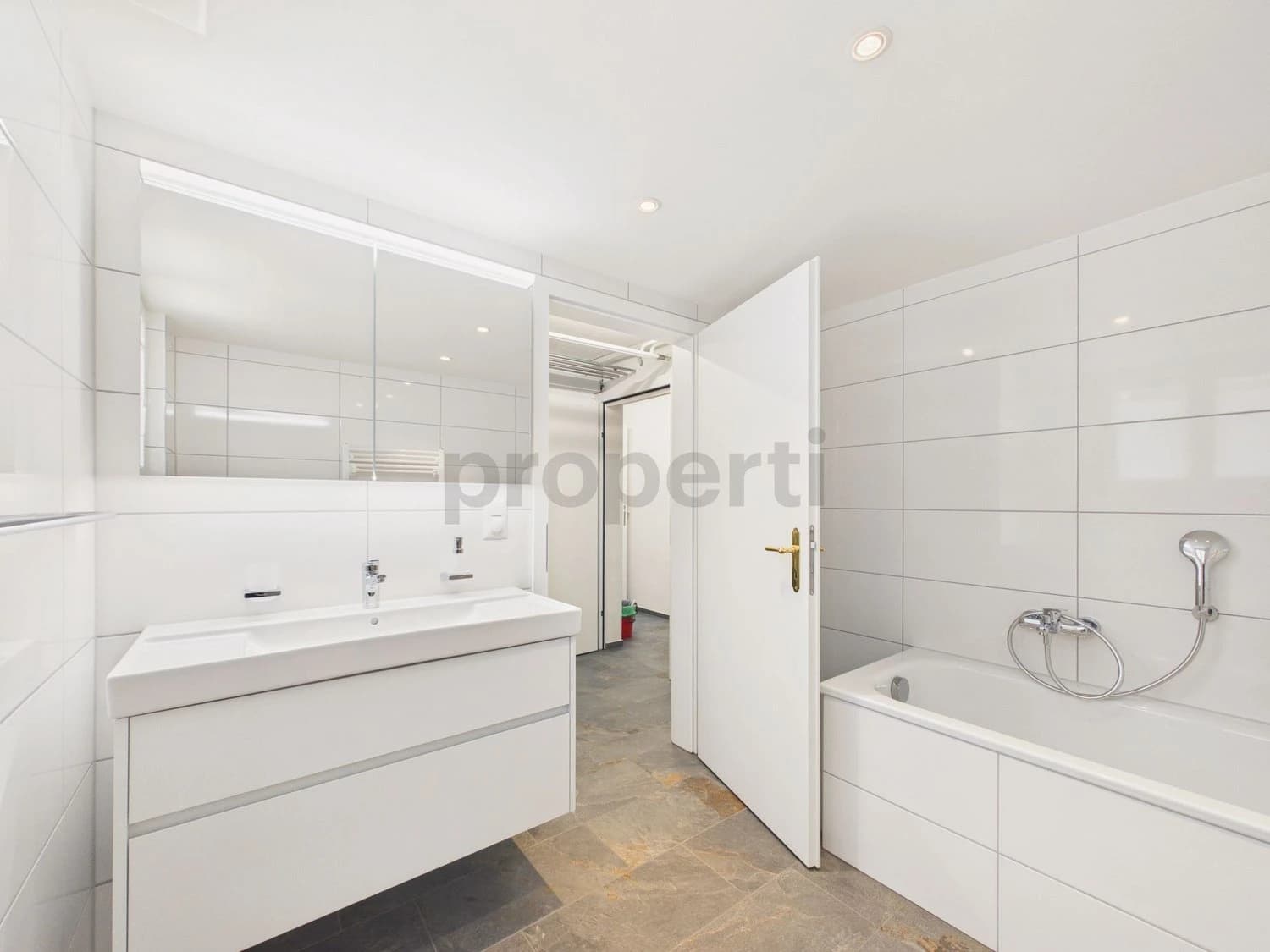 Modernes 6-Zimmer-Reihenhaus mit Balkon, Rheinau