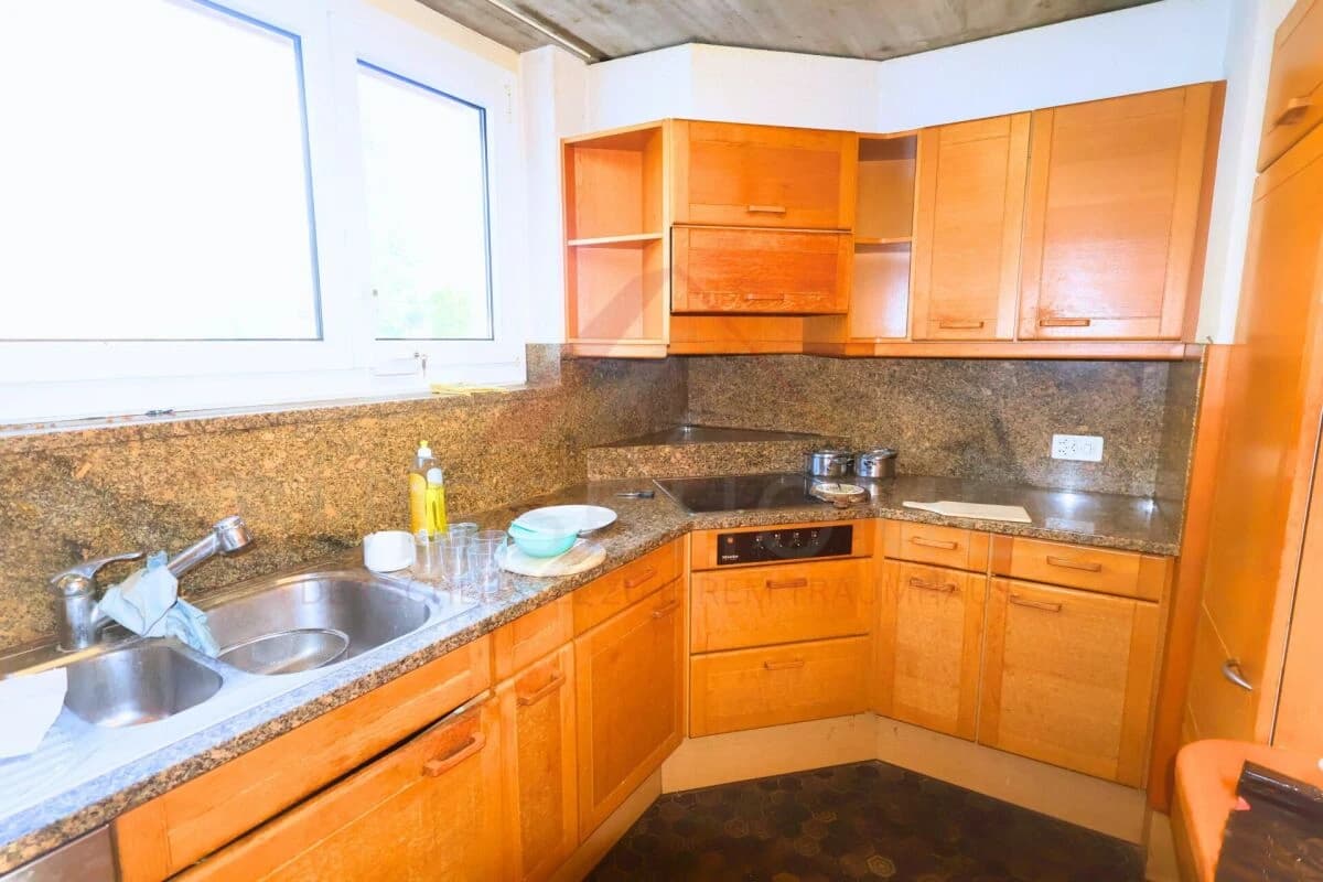 Grosszügiges Einfamilienhaus mit Seesicht und Pool