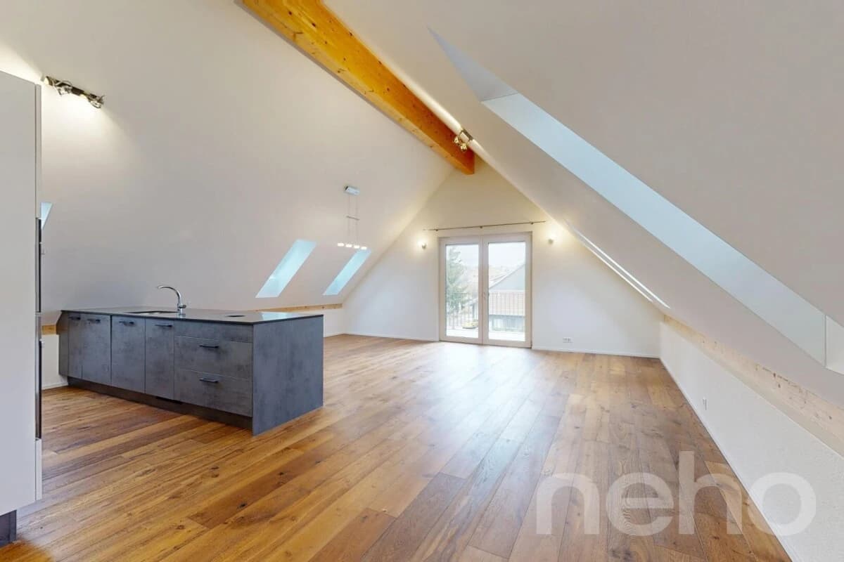 Neuwertige Dachgeschosswohnung mit hochwertigem Ausbaustandard