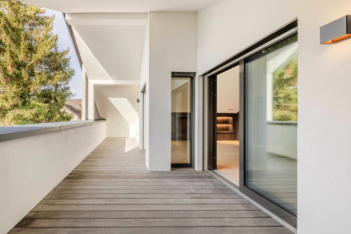 Erstbezug Neubau: Design, Licht & Komfort - Exklusive 5.5 Zimmer-Dachattikawohnung im beliebten Horn