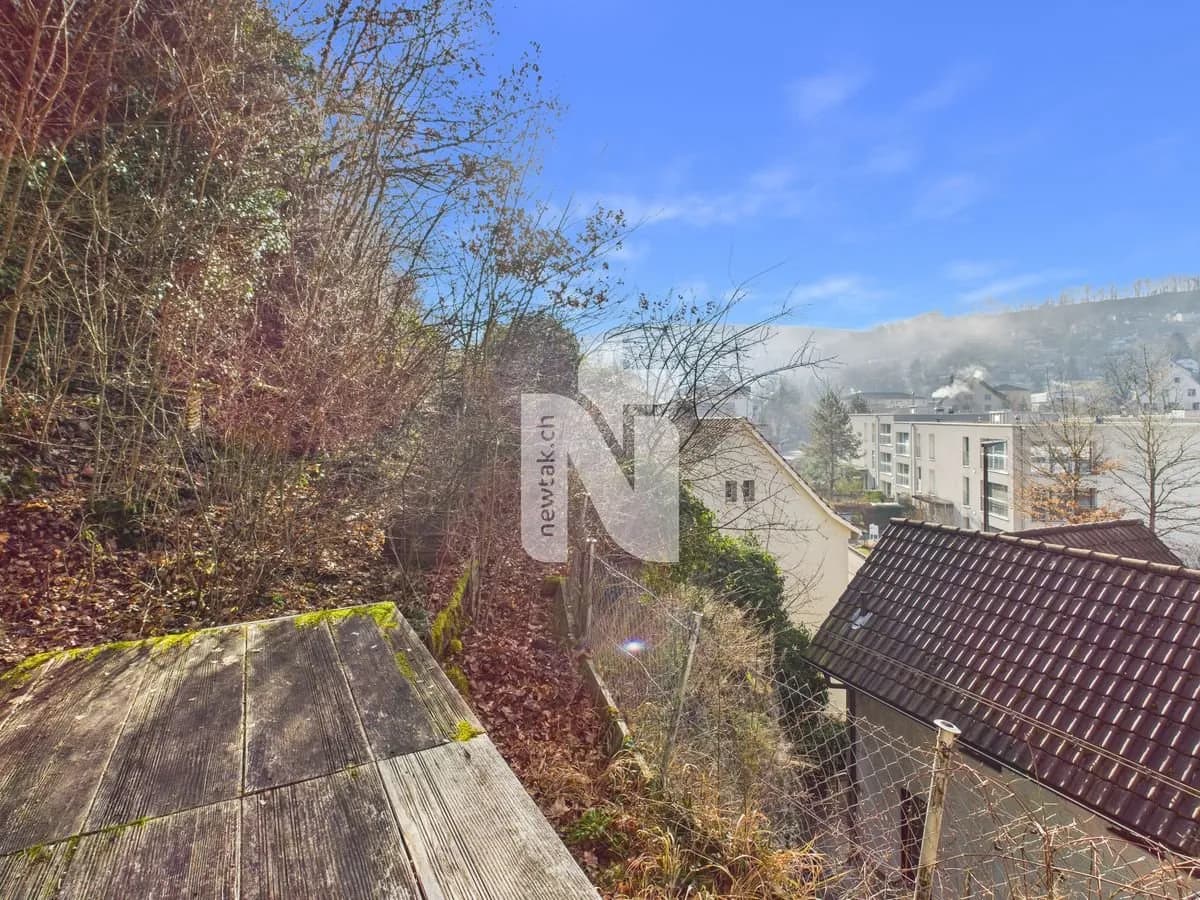 Charmante 2,5-Zimmer-Maisonette mit Terrasse, Ausblick und Naturfels