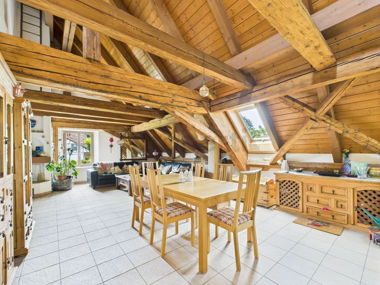 Exquisite 5.5-Zimmer Dachwohnung mit Gartenbereich in Oberglatt