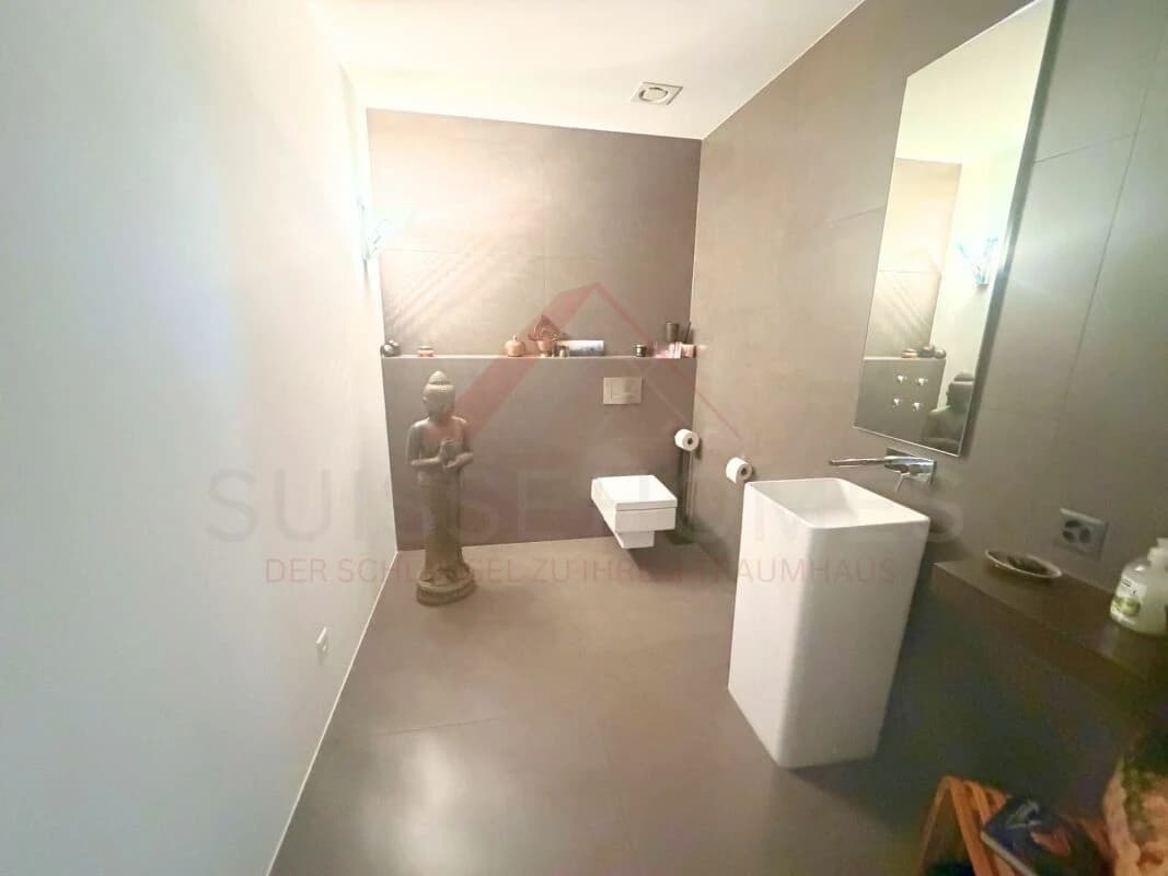 Moderne 4.5-Zimmer-Terrassenwohnung mit 165 m² Wohnfläche und ca. 100 m² Sonnenterrasse in Gampelen