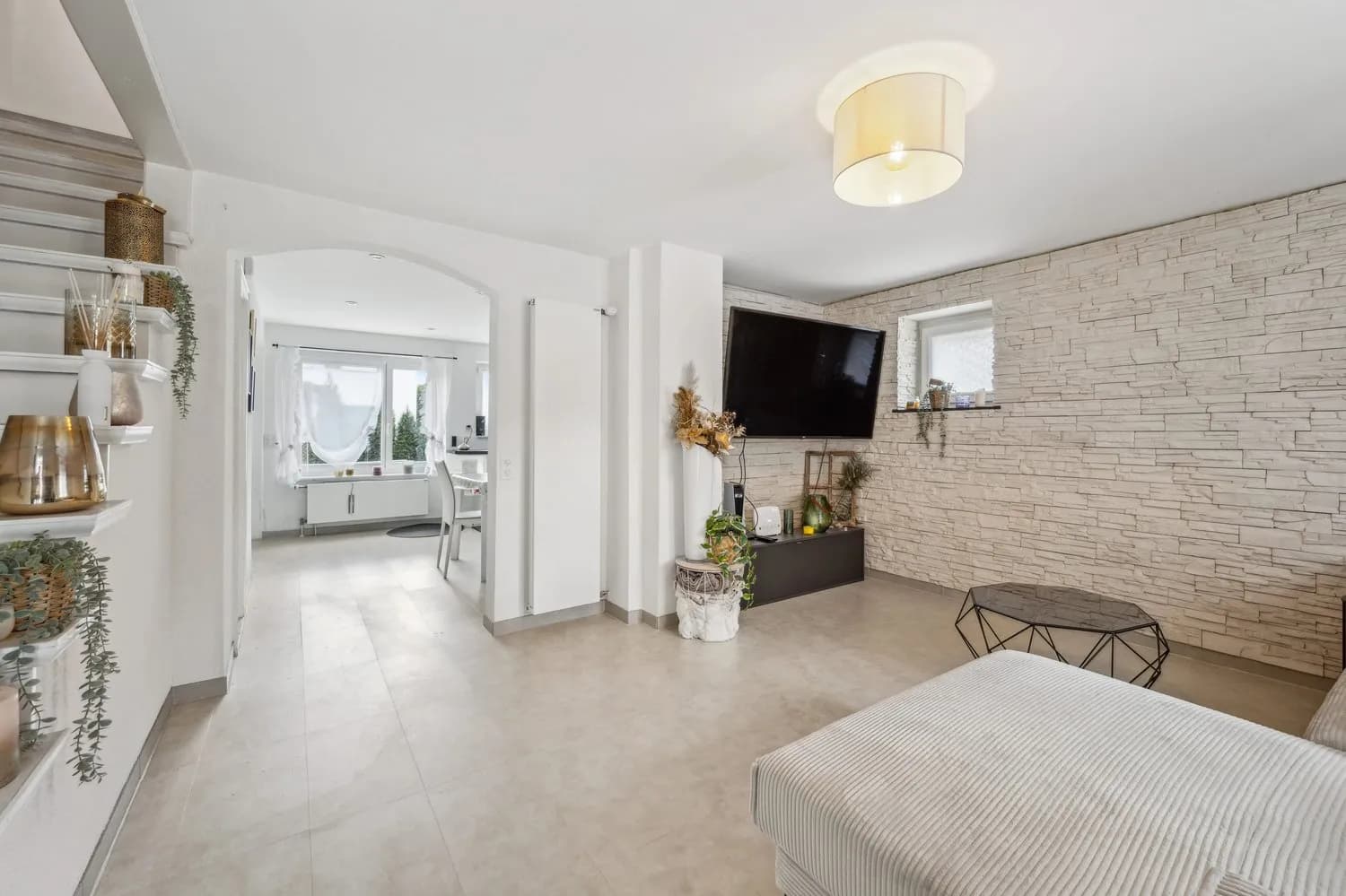 Helles 4.5-Zi.-Reiheneckhaus mit Garten & Pool in Oberwil BL