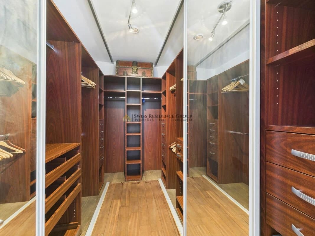 Exklusives Doppelfamilienhaus mit Gartenparadies und Waldblick in Rüschlikon