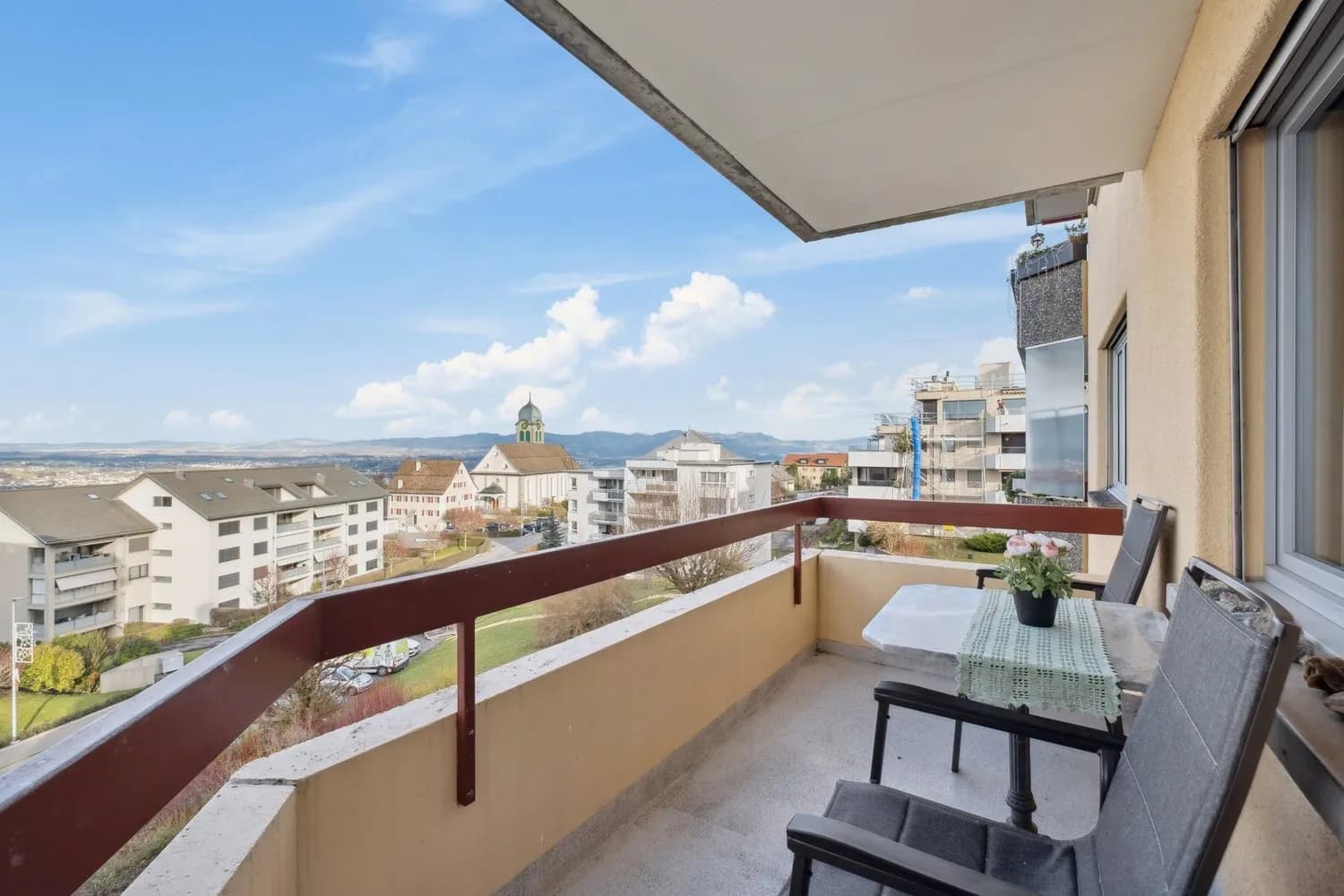 CHARMANTE 2.5-ZIMMER-WOHNUNG MIT AUSSICHT IN FEUSISBERG