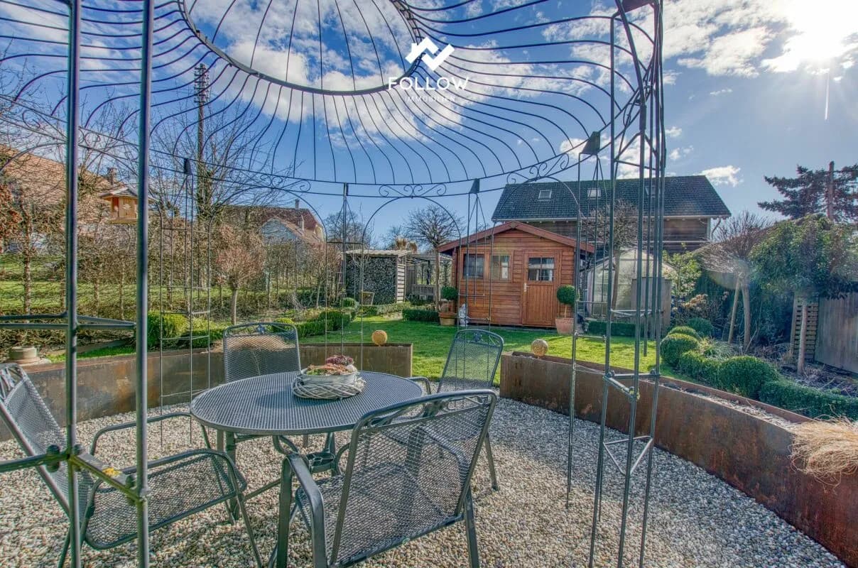 Eckhaus mit privatem Gartenparadies