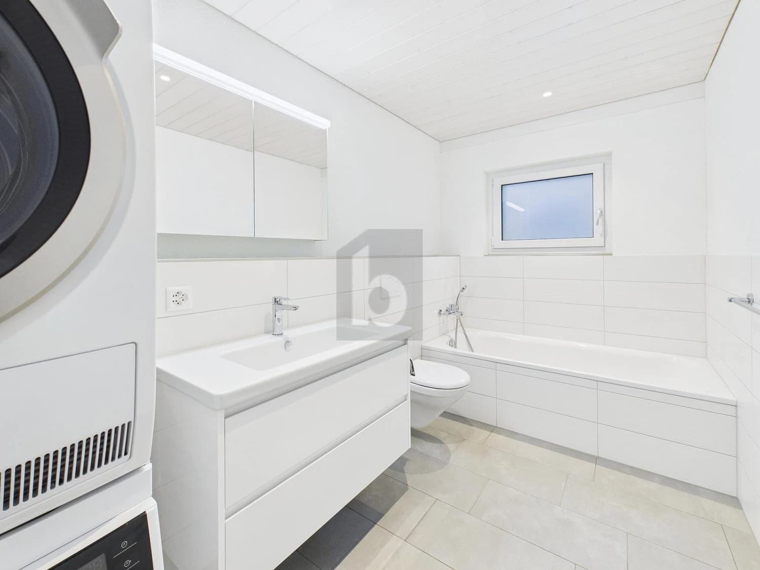 MODERN, MIT GROSSEM BALKON