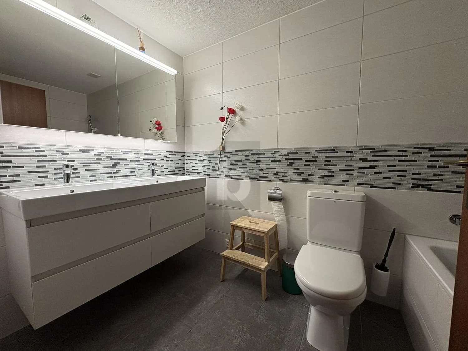 MODERN SANIERT MIT GROSSEM GARTEN