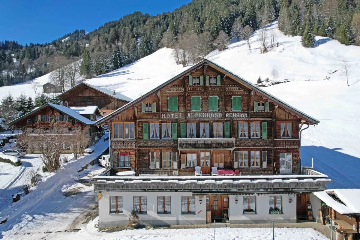 Hotel Pension Alpenrose mit 2 Restaurants und Skilift in Saxeten