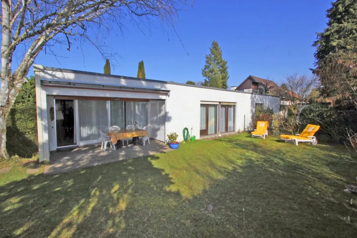 Bungalowhaus mit Atrium und grossem Garten