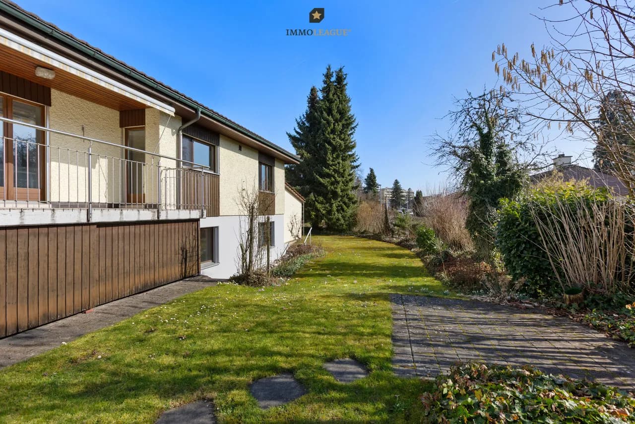 Freistehendes Einfamilienhaus mit grossem Umschwung.