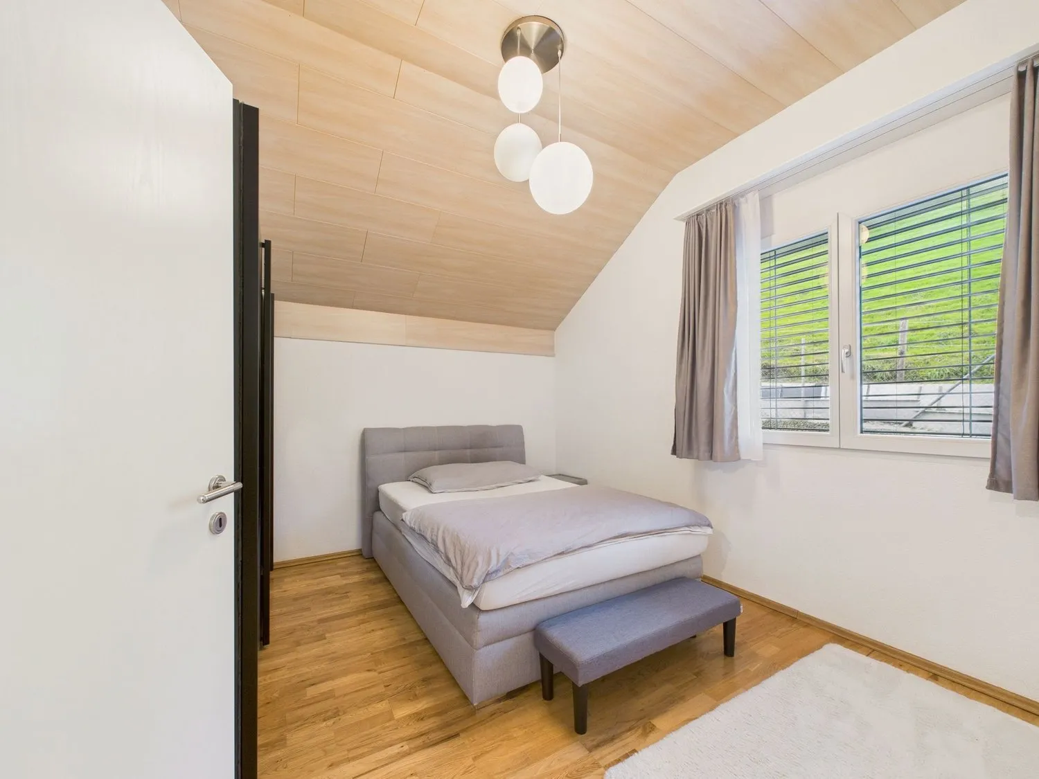 Moderne 6,5-Zimmer-Doppelhaushälfte in Uznach