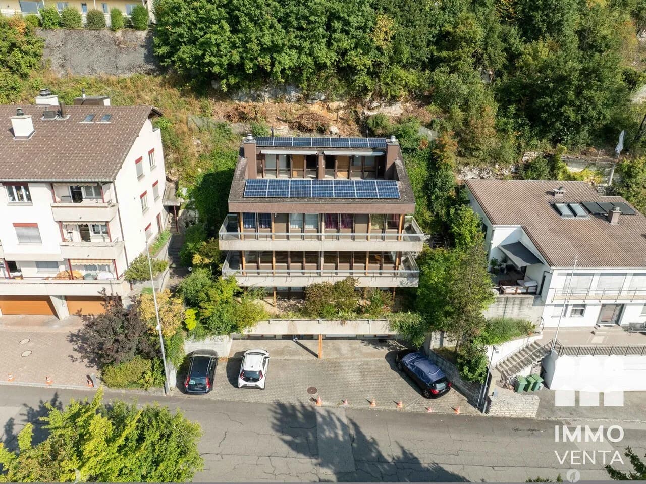 Mit Dachterrasse über Biel - EFH mit Option auf Doppeleinfamilienhaus