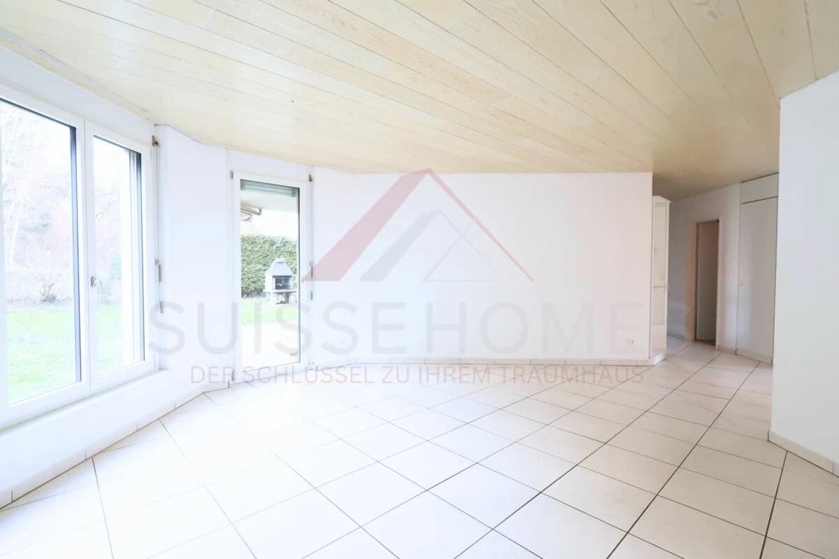 Moderne 4.5-Zimmer-Erdgeschosswohnung mit 36 m² Sitzplatz, Einzelgarage und stufenlosem Zugang in Studen BE