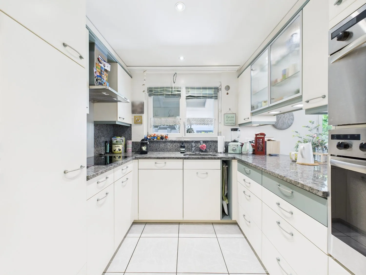 Grosszügige Haushälfte in ruhigem Wohnquartier mit Top-Anbindung an zentrumsnaher Lage