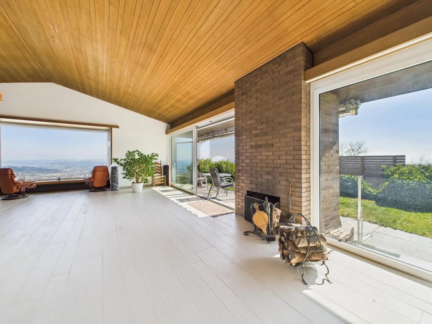 GROSSZÜGIG MIT PANORAMA-AUSSICHT