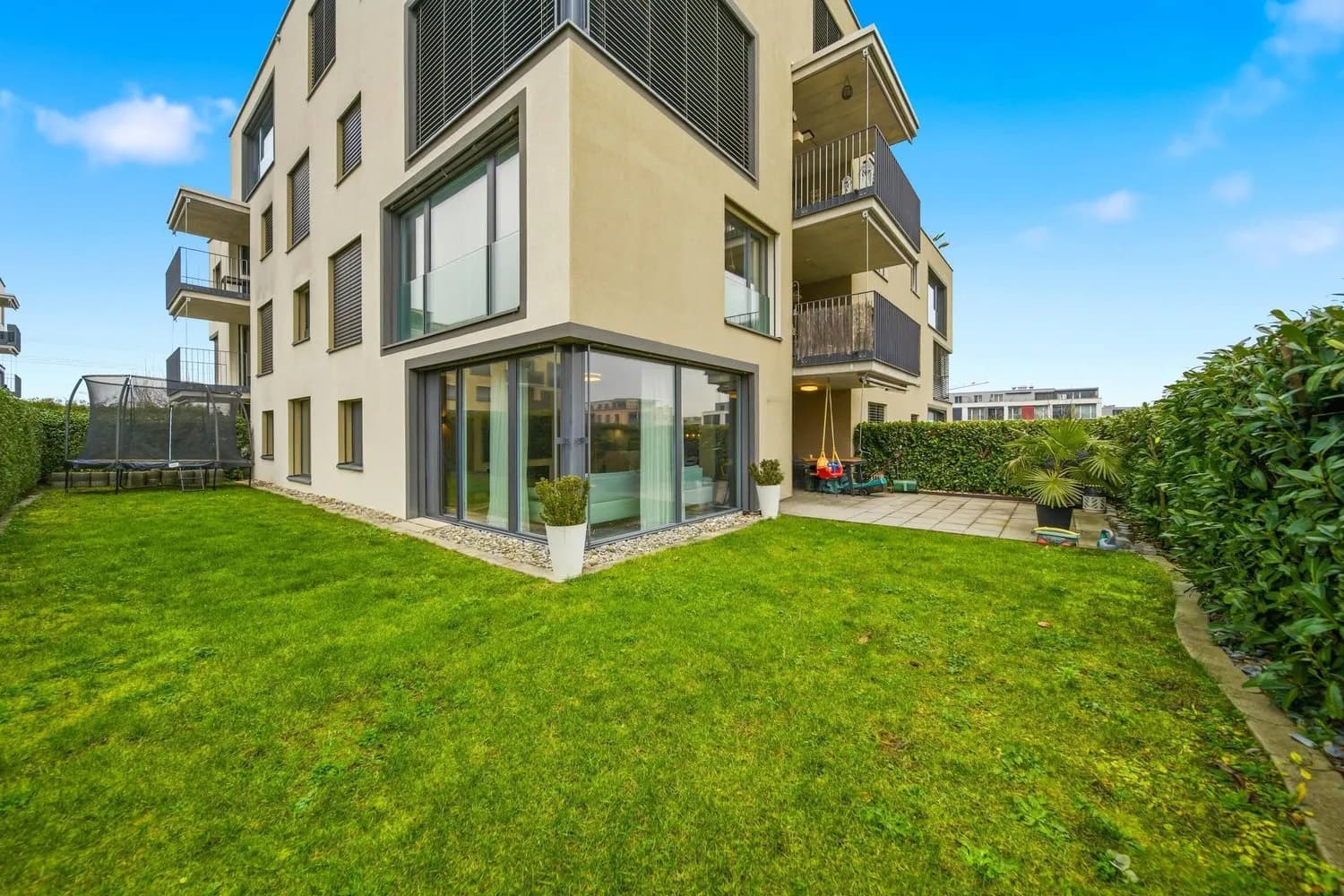 MODERNE GARTENWOHNUNG IM GRÜNEN