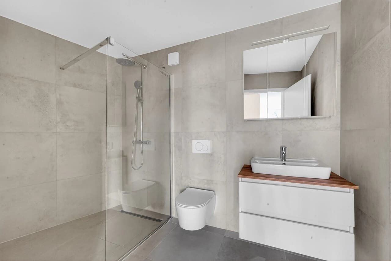 Erstvermietung: Kernsarnierte 3.5-Zimmer-Wohnung mit Berg & Seeblick