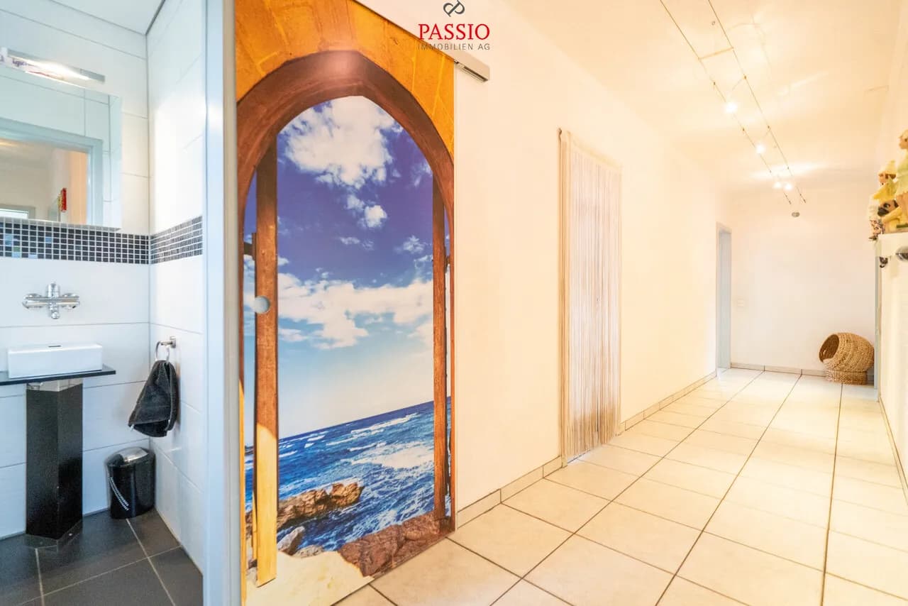 12-Zimmer 2-Familienhaus mit Pool & unverbaubarer Lage nahe Bern