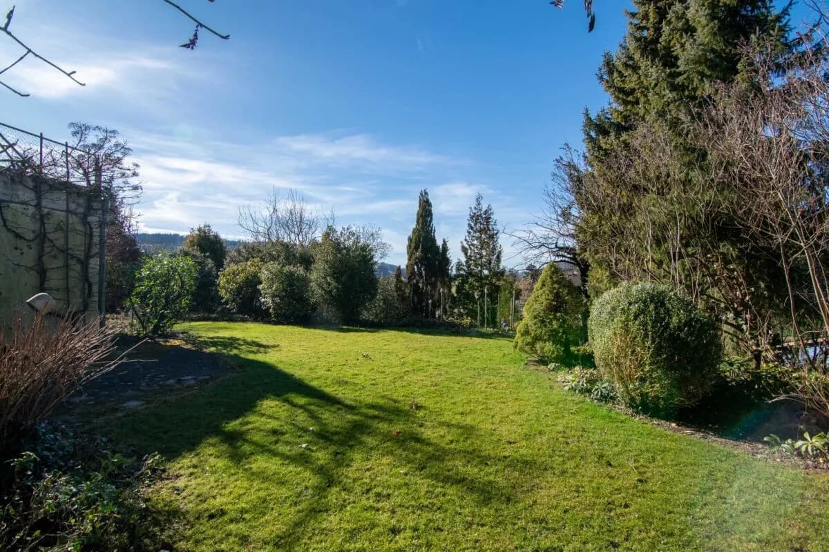 Grosszügiges 6-Zimmer Doppeleinfamilienhaus mit Landhauscharakter und sonnigem Garten in ruhiger Lage nahe Bern.