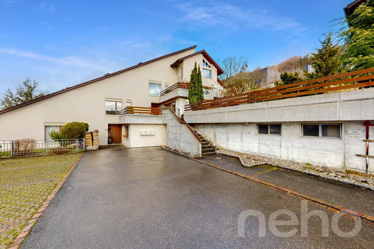 Grosszügige 4.5-Zimmer-Terrassenwohnung mit Lift und Wintergarten