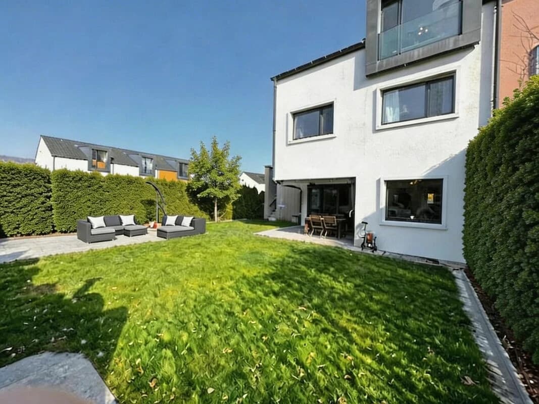 GROSSZÜGIGES FAMILIENZUHAUSE IN PRIVILEGIERTER LAGE