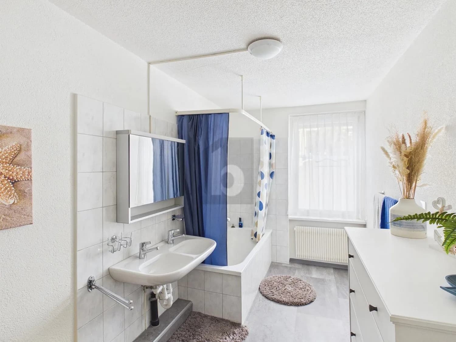 ZENTRAL UND LICHTDURCHFLUTET MIT BALKON