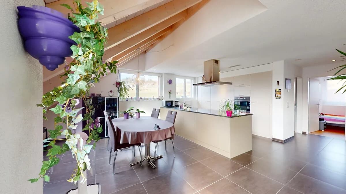 LICHTDURCHFLUTETE 5.5-ZIMMER- DACHWOHNUNG MIT AUSGEBAUTEM DACHRAUM