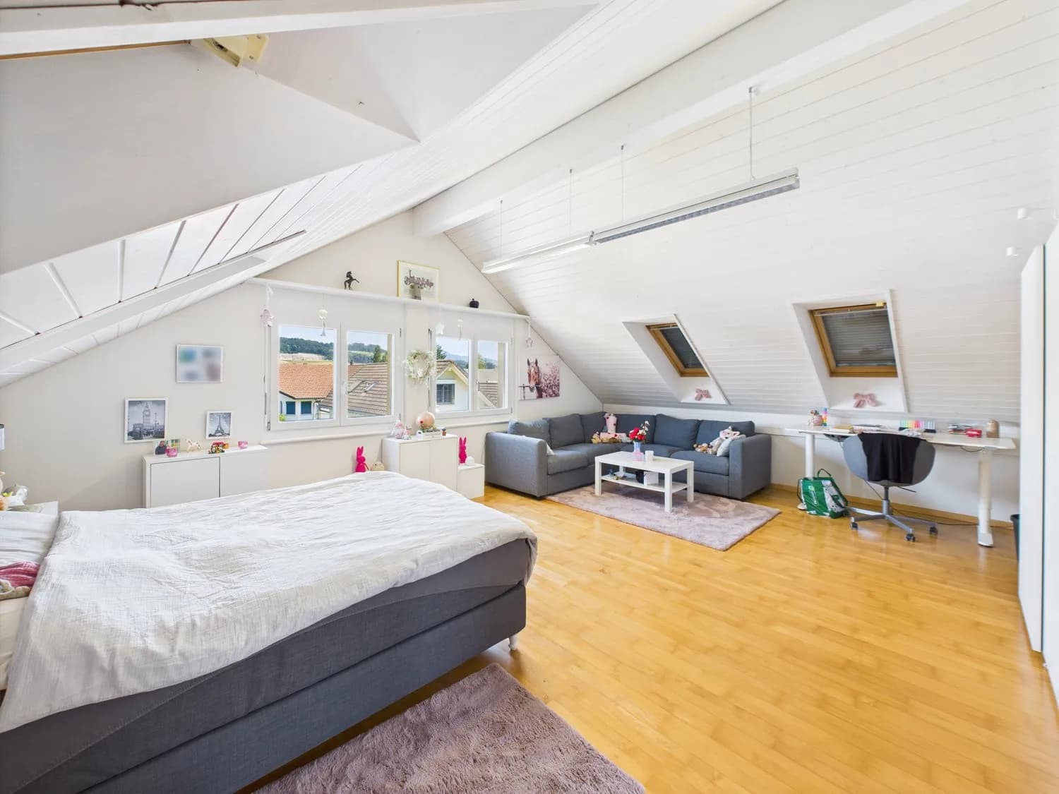 Grosszügige Haushälfte in ruhigem Wohnquartier mit Top-Anbindung an zentrumsnaher Lage