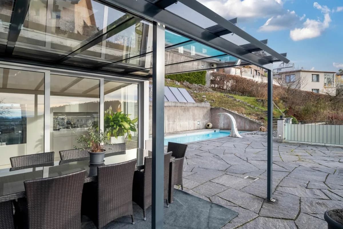 Komplett renoviert, mit Pool und traumhafter Aussicht!