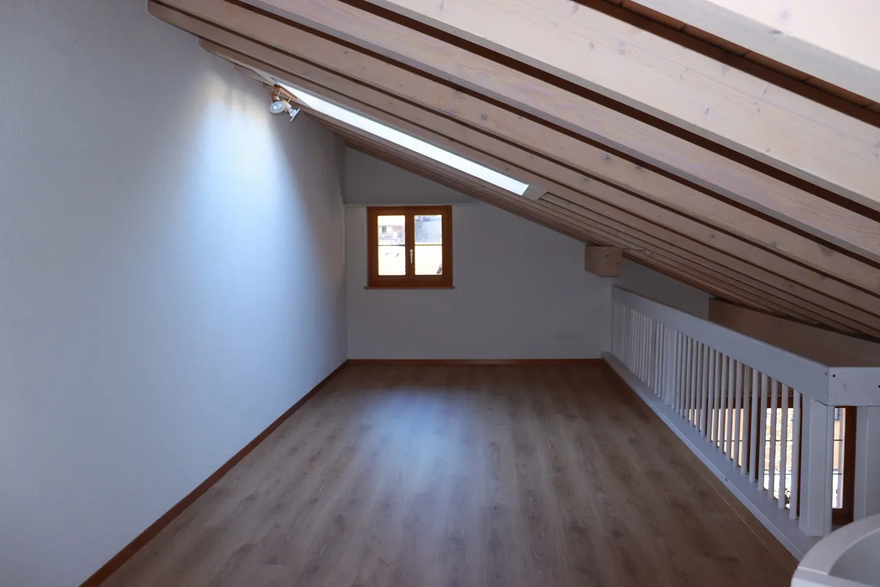 Charmante 3.5-Zimmer-Wohnung mit Galerie und Balkon in Wilderswil!