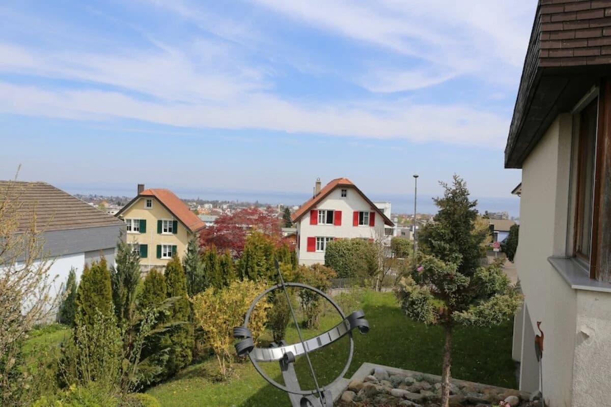 Villa mit Seesicht und mit separatem Bauland an sehr guter Lage.