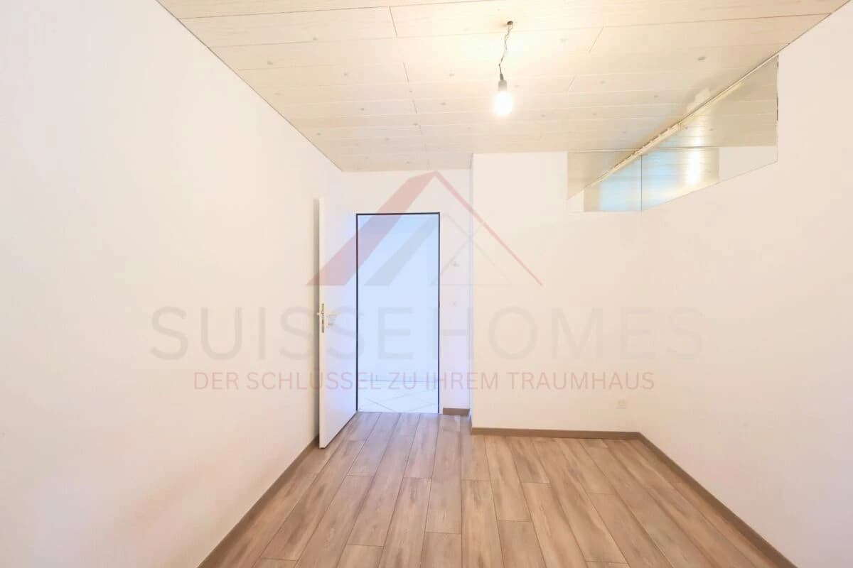 Moderne 4.5-Zimmer-Erdgeschosswohnung mit 36 m² Sitzplatz, Einzelgarage und stufenlosem Zugang in Studen BE