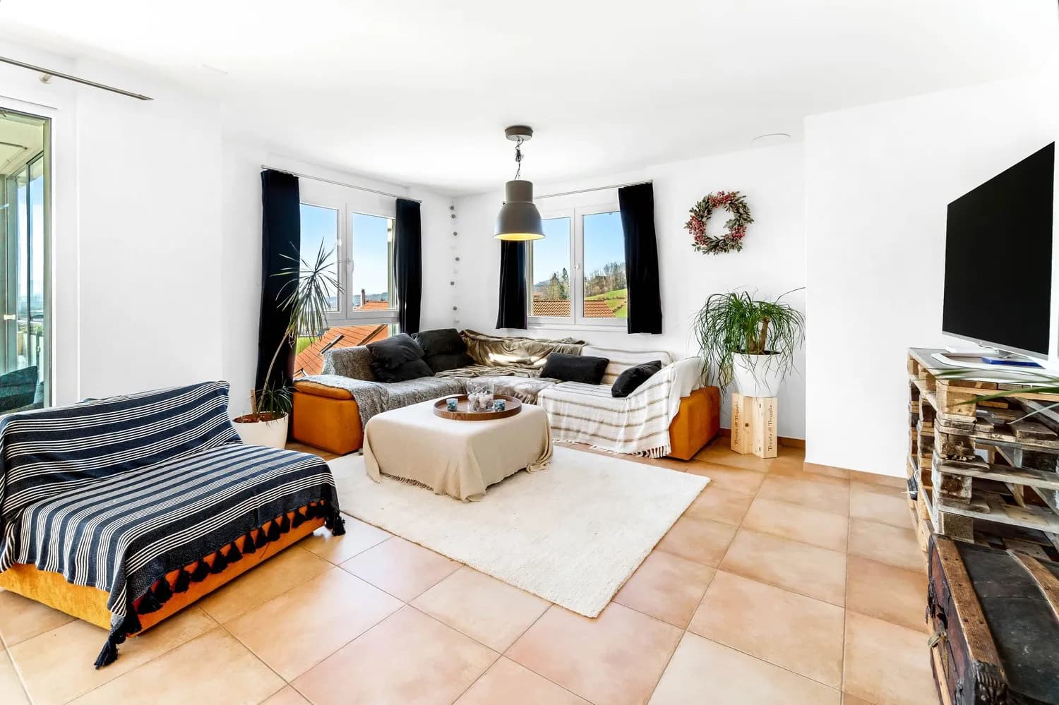 WG-Zimmer mit Wintergarten in der zuckerloser Küche.