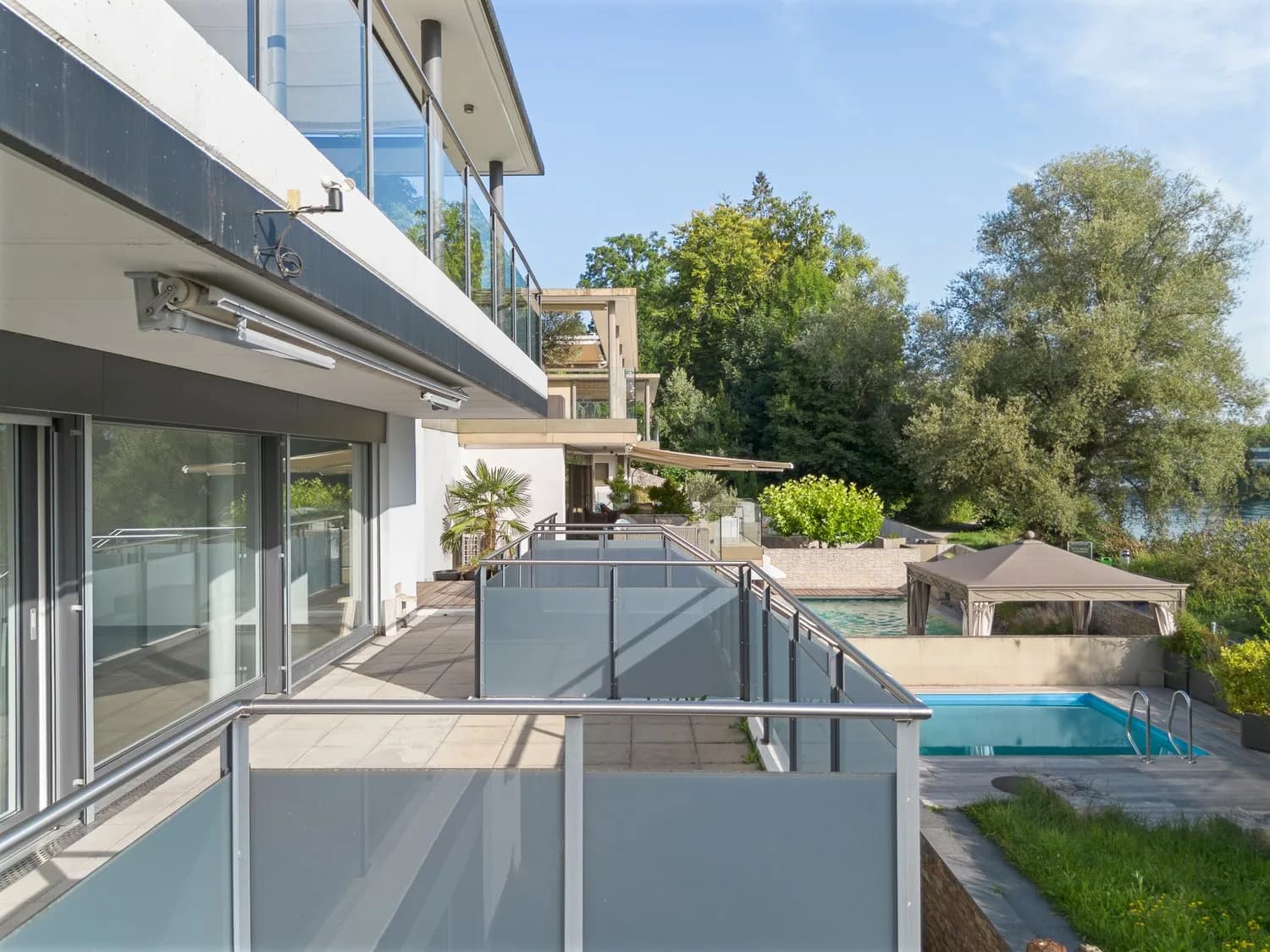 Leben mit Pool, grosser Terrasse und Limmatblick