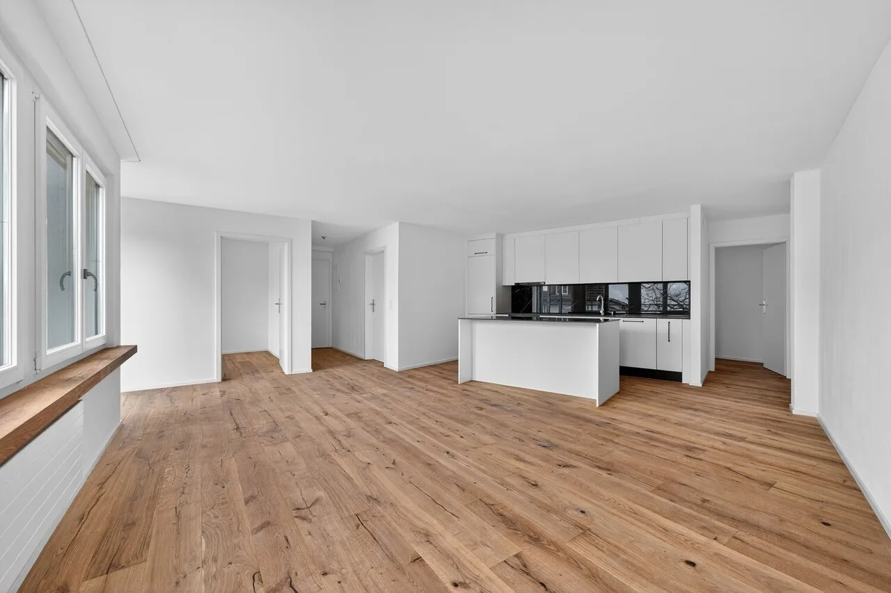 Erstvermietung: Kernsarnierte 3.5-Zimmer-Wohnung mit Berg & Seeblick