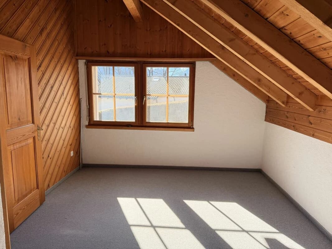 8 ½-Zi.-Einfamilienhaus mit 1 ½-Zi.-Wohnung an idyllischer Wohnlage mit herrlichem Weitblick